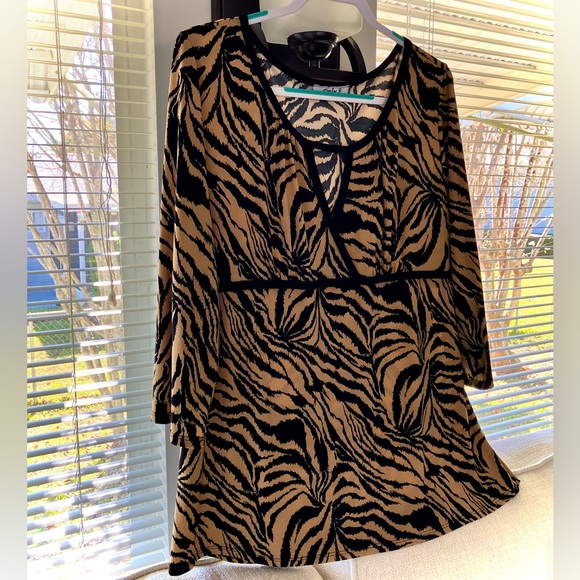 Women’s attractive Tiger print blouse size 1X, 3/4 sleeves, stretch, neckline. - Picture 8 of 15